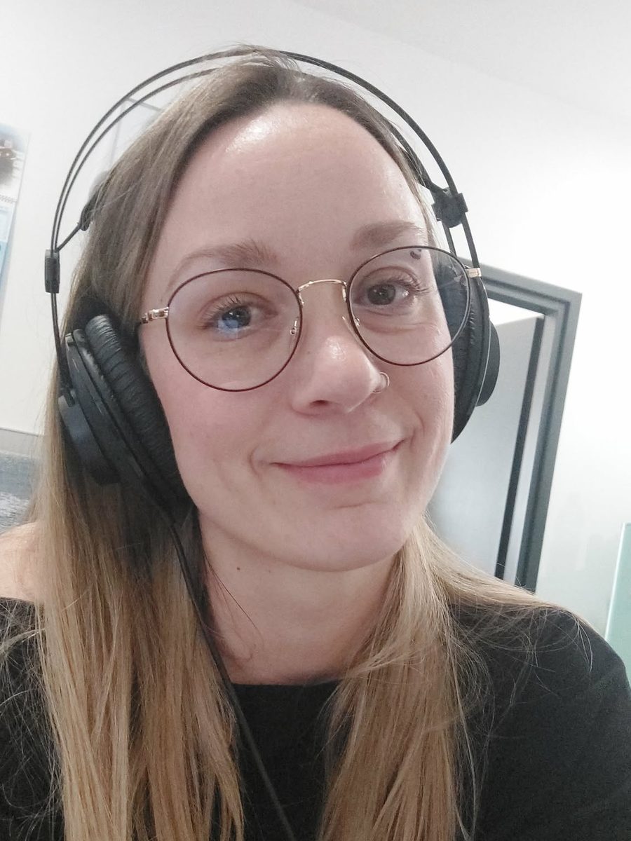 Nicole Vojak Štoković sa slušalicama i naočalama, smiješi se